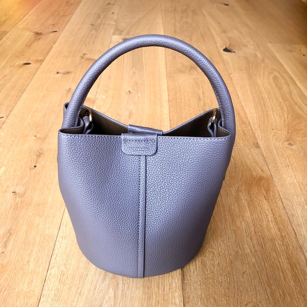 Taupe leather bucket bag with gold toned hardware, new - Picture 2 of 6